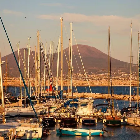 Pensión Be Italian Flat Piazza Bovio 22 4*